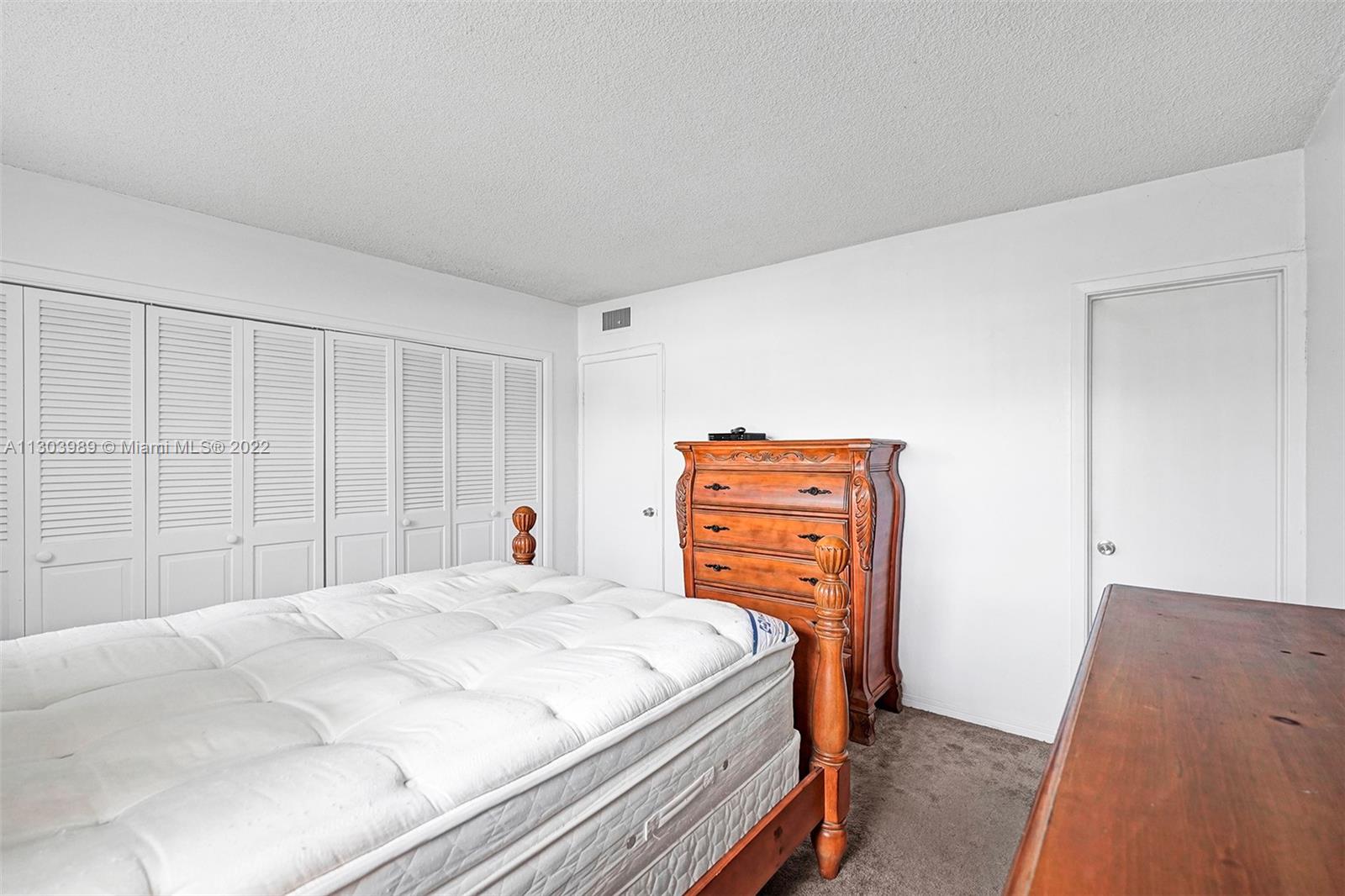 HILLCREST COUNTRY CLUB AP - Residential