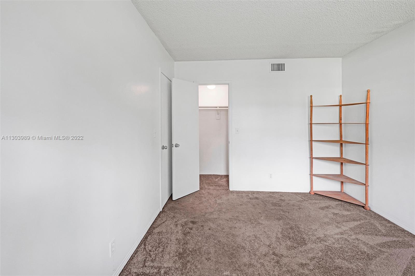 HILLCREST COUNTRY CLUB AP - Residential