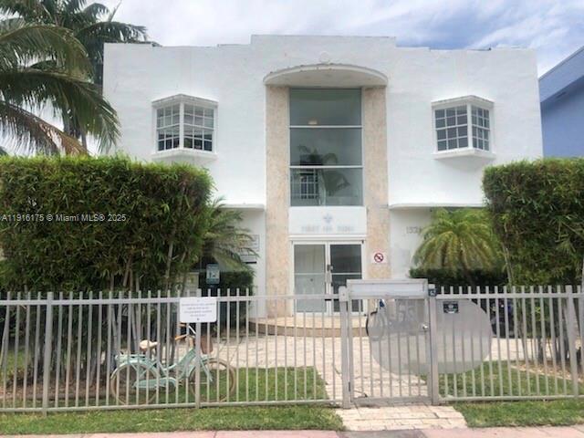Immerse yourself in the Miami Beach, South Beach, lifestyle. Located just minutes away from the renowned Lincoln Road Mall and its array of shops and restaurants. Tenant occupied, 24 hrs notice.