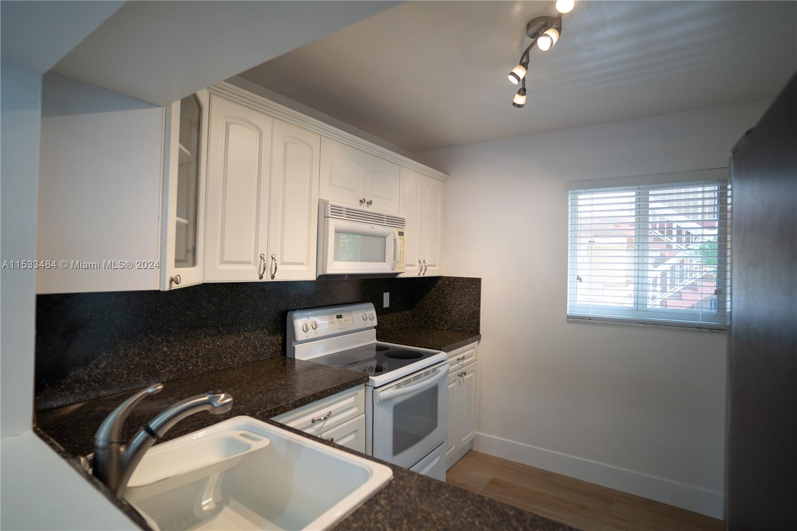 VILLAGE OF KINGS CREEK CO - Residential Lease