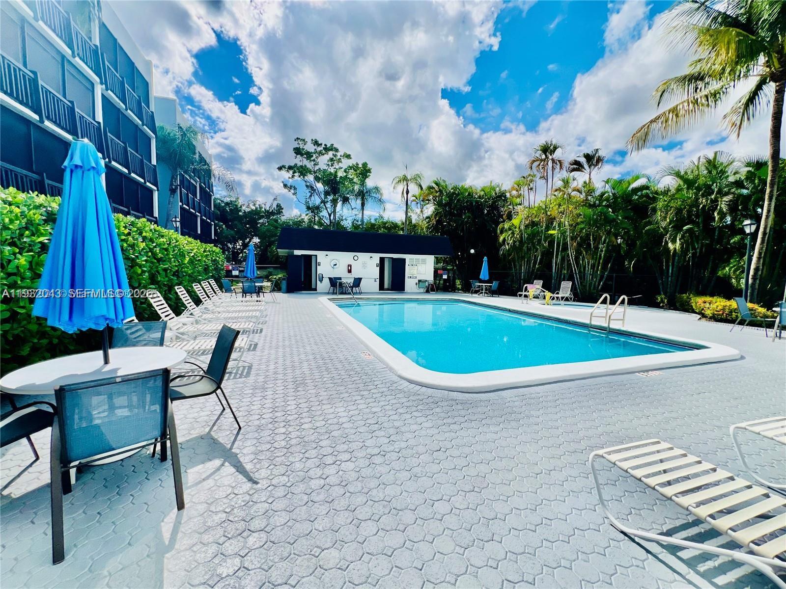 Beautiful condominium with views of a natural preserve. It features 2 bedrooms and 2 bathrooms and is located in the prestigious Manaranda Village community. Enjoy a spacious living room and a screened balcony. Washer and dryer included! Amenities include a swimming pool, tennis courts, barbecue area, a pristine lake, and much more. Conveniently close to restaurants, shops, and major highways. Currently rented until January 2027.