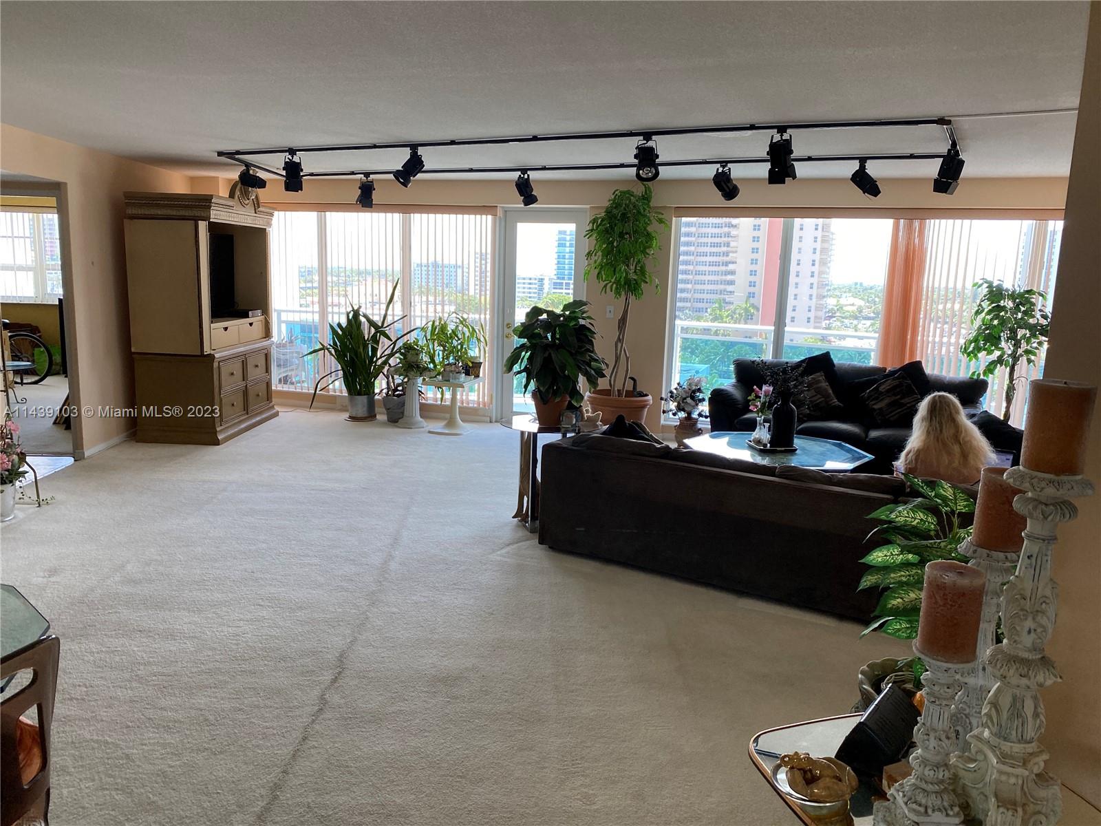 COMMODORE CONDO - Residential