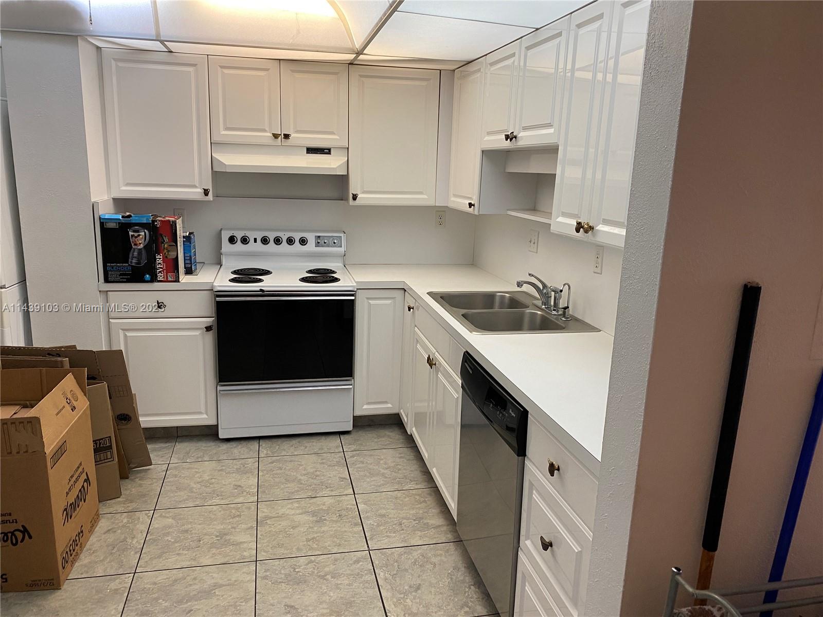 COMMODORE CONDO - Residential