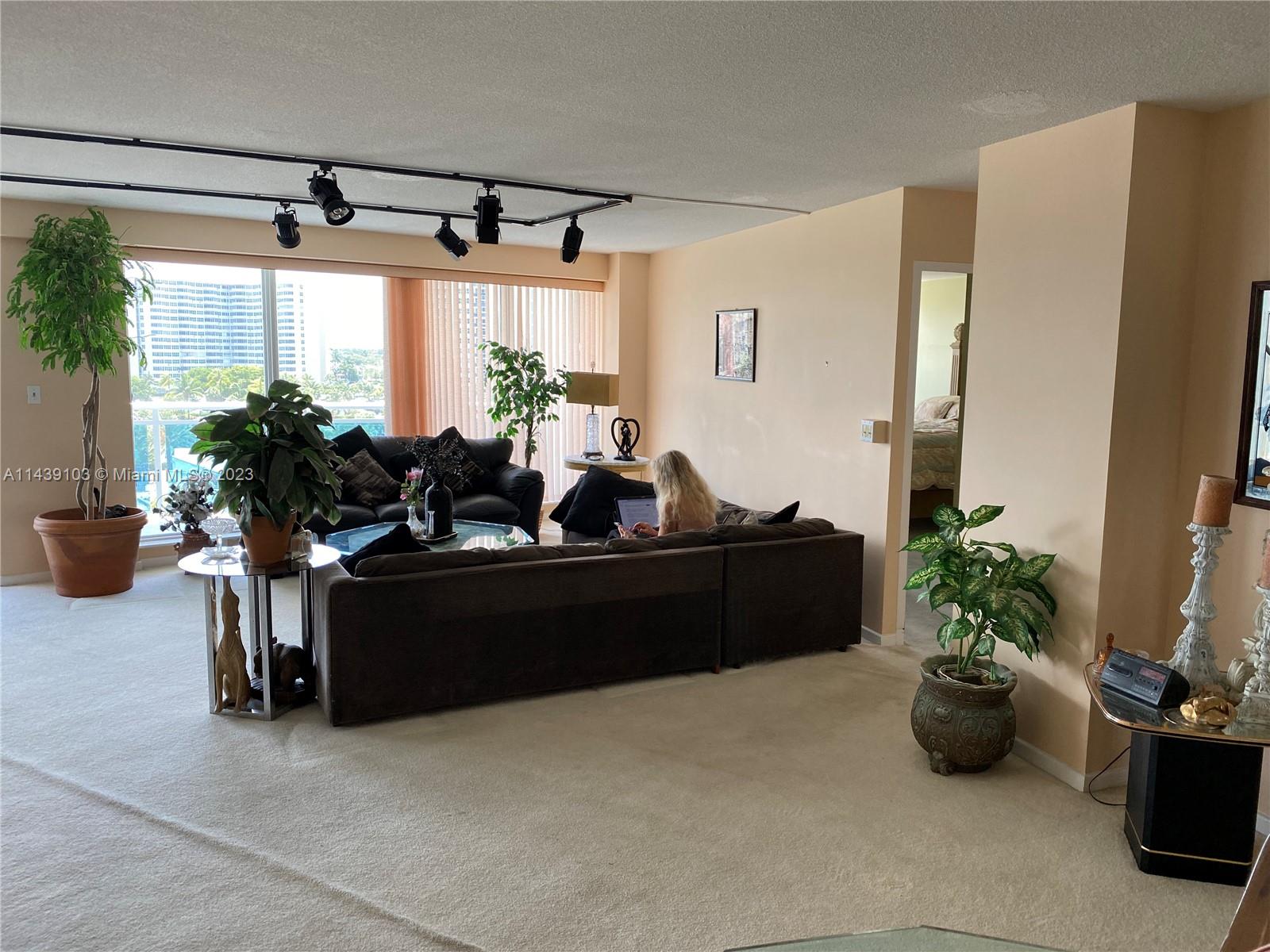 COMMODORE CONDO - Residential