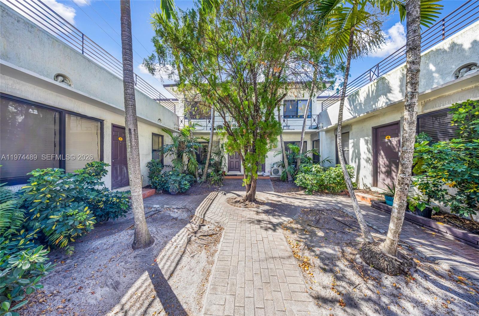 HOLLYWOOD - Residential Income
