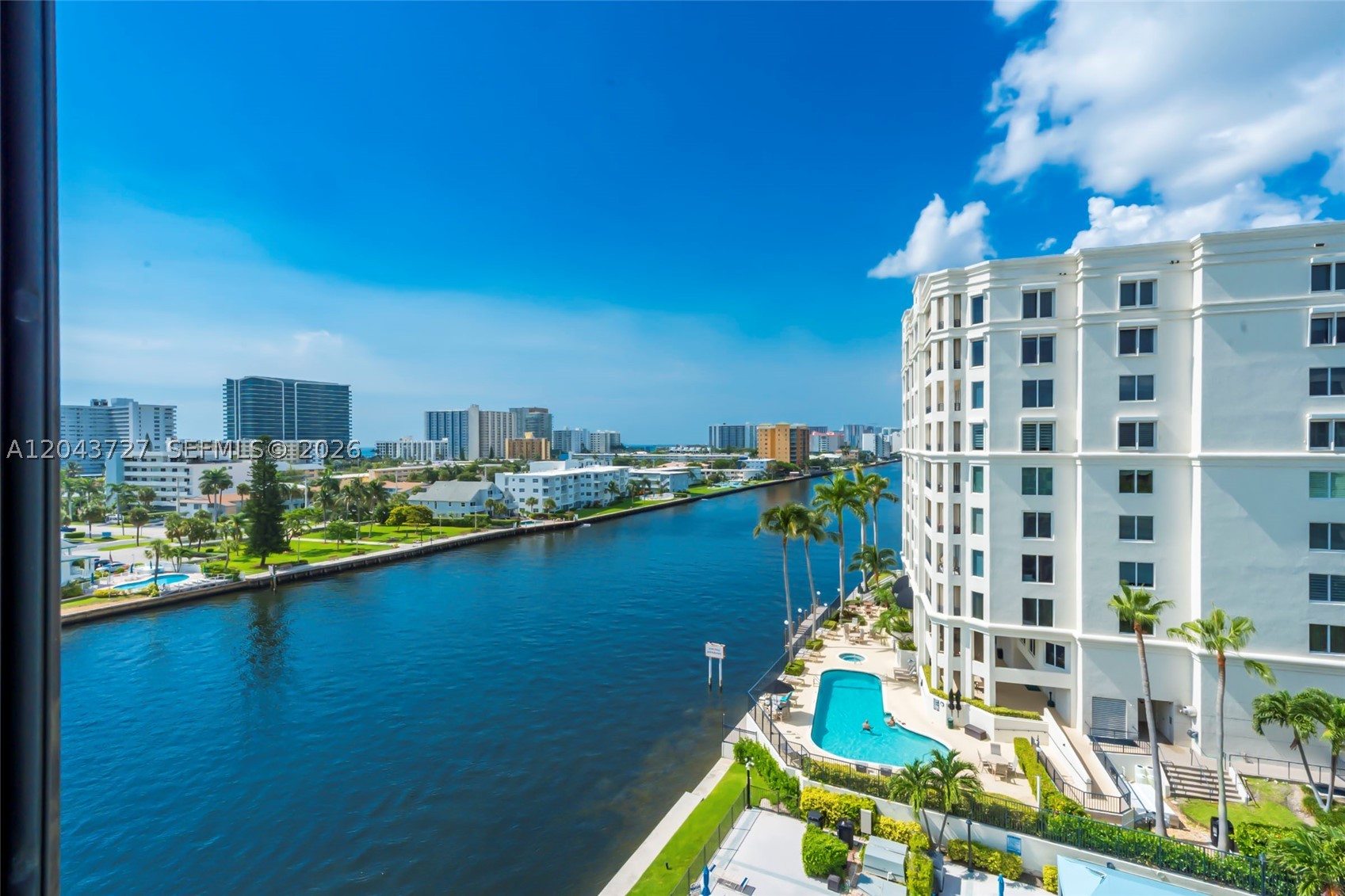 VOYAGER CONDO - Residential