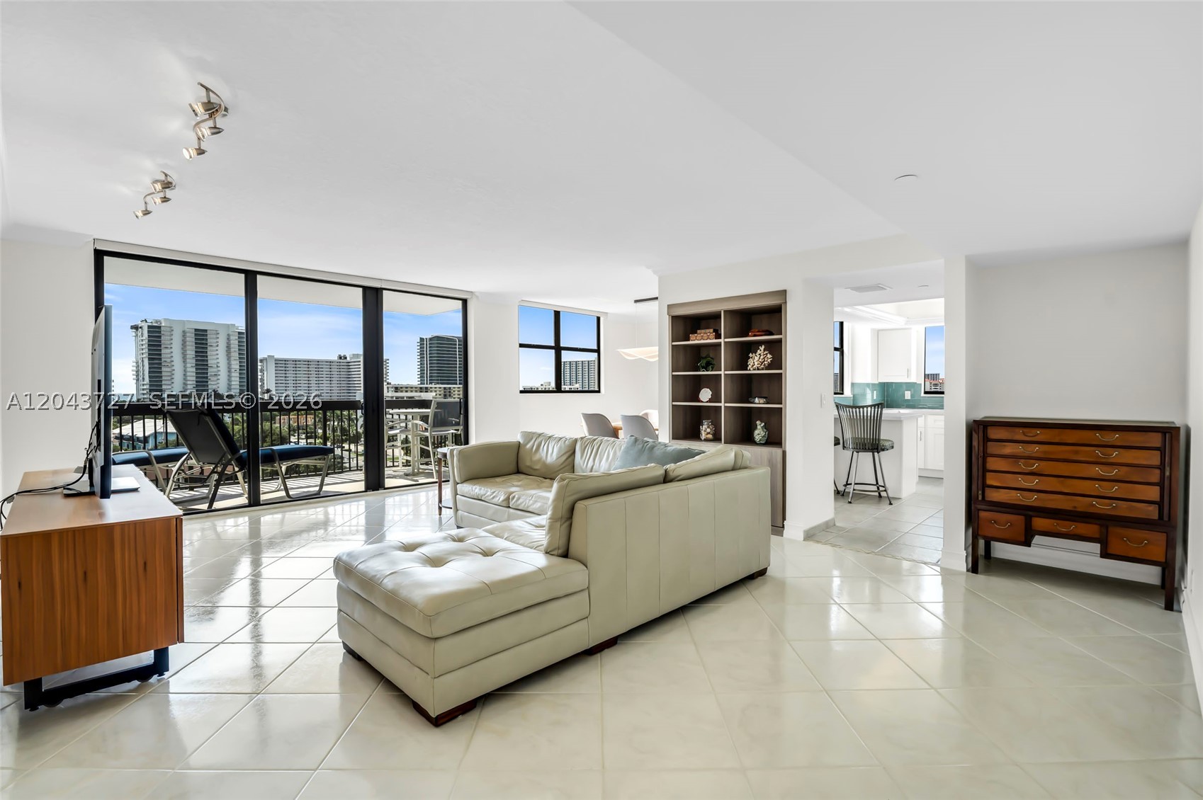 VOYAGER CONDO - Residential