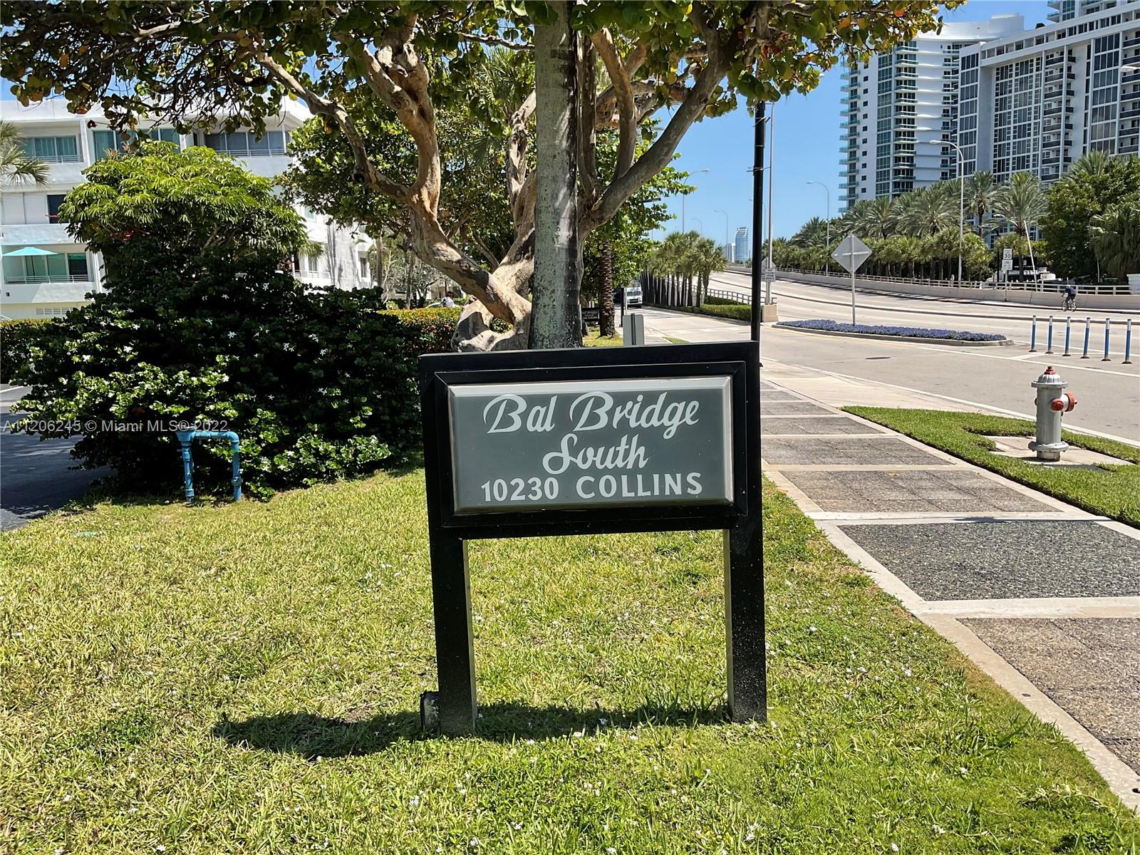 Bal  Harbour unit across from the ocean.
This 1 bedroom 1 bathroom open kitchen remodeled tile floors trough out , store, room and lots of closets.
second floor, easy to walk to the shops,and the best location .
Tenant will leave June 10.. I apologies for the mess in the unit