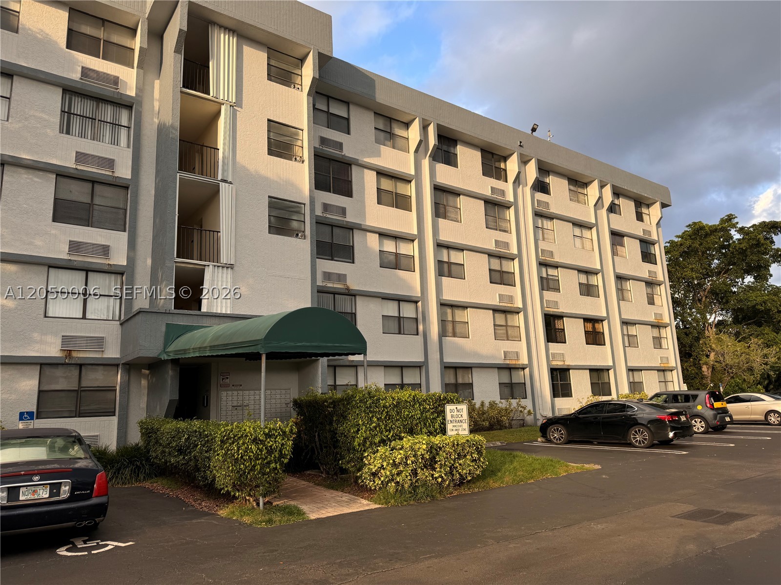1 bed 1 Bath. with wood floors and open kitchen for rent at Tower Club condo in Coral Springs. Includes a laundry room on every floor, assigned parking, community pool. Prime location on Coral Springs near Turnpike access, supermarkets, retail stores, dining, schools. WATER INCLUDED ON RENT PRICE.