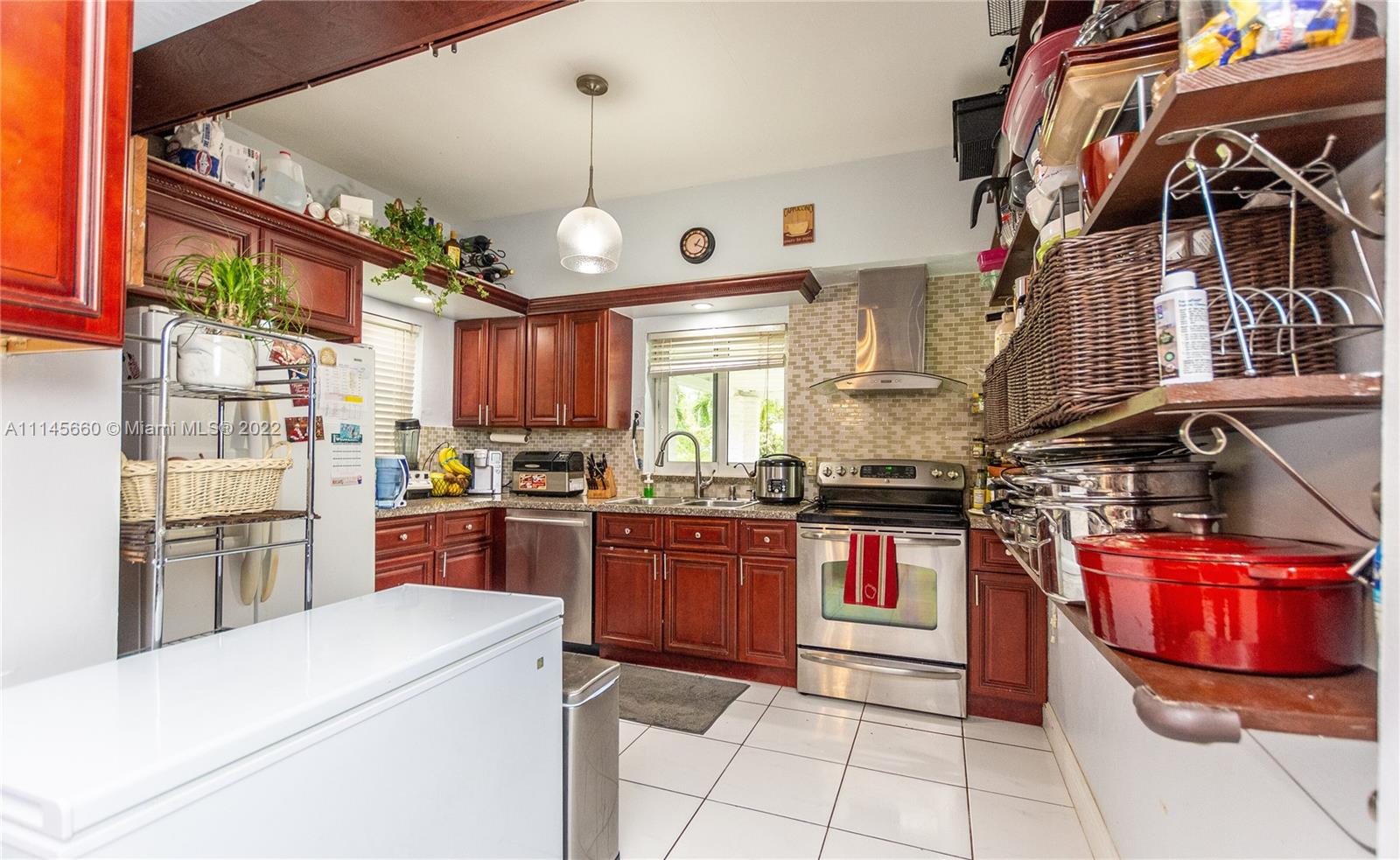 COUNTRY CLUB ESTATES SEC - Residential