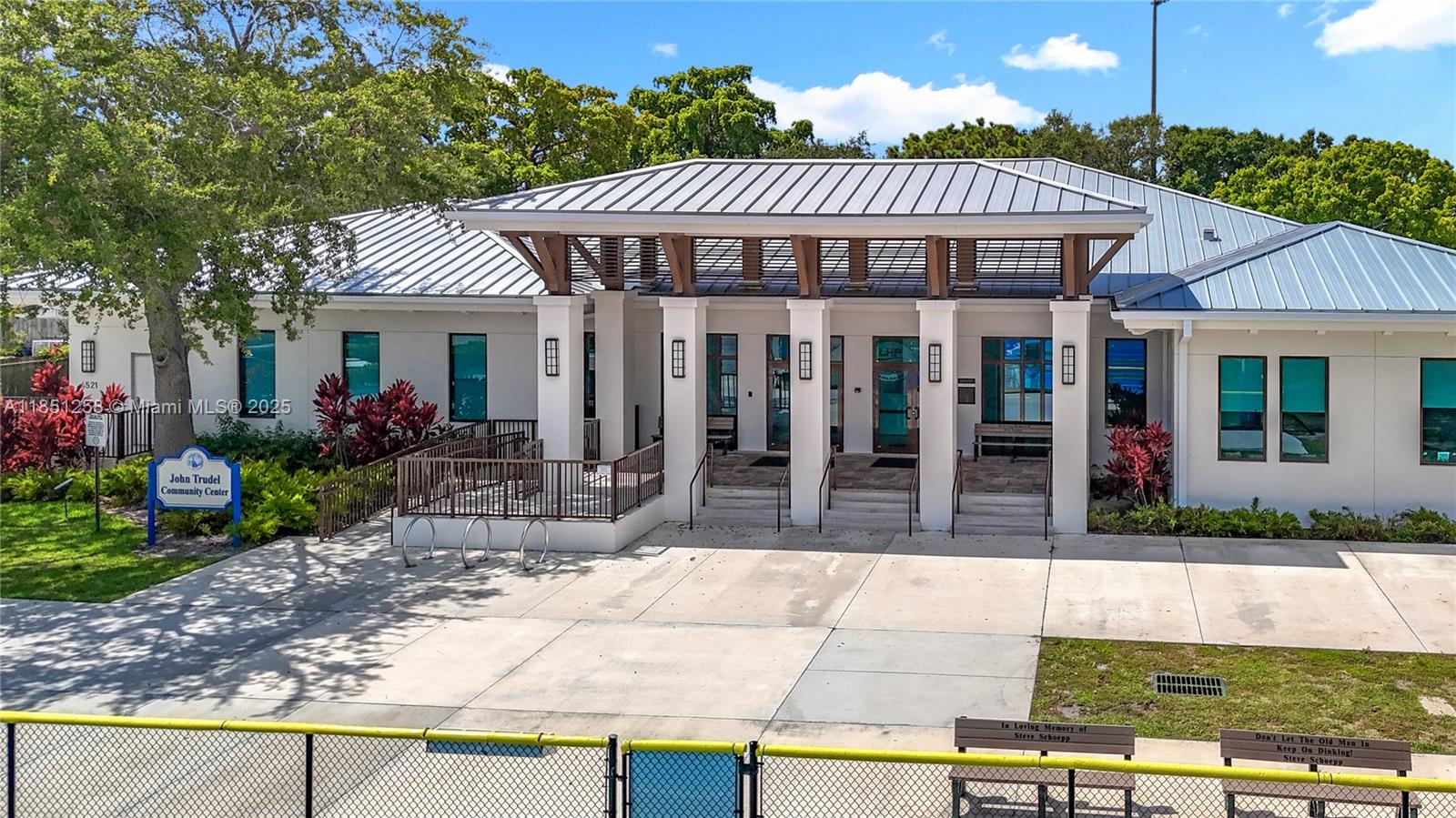 CORAL KEY VILLAS 2ND SEC - Residential