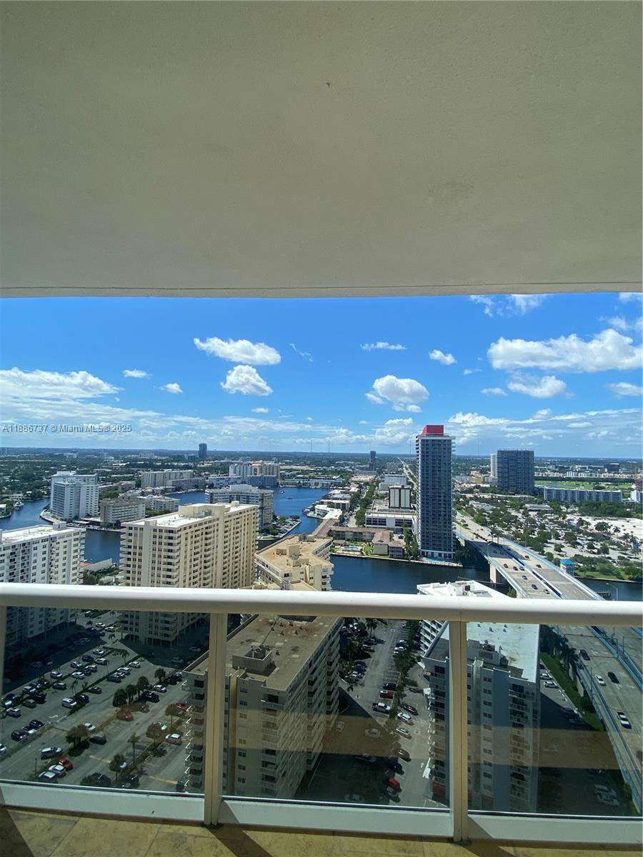 BEACH CLUB THREE UNIT 2909.  ONE BEDROOM PLUS DEN WITH INCREDIBLE INTRACOASTAL VIEWS.
UNIT IS FRESHLY PAINTED AND READY TO MOVE RIGHT IN OR RENT OUT IMMEDIATELY.  PLEASE CALL LISTING AGENT FOR IMMEDIATE SHOWINGS.