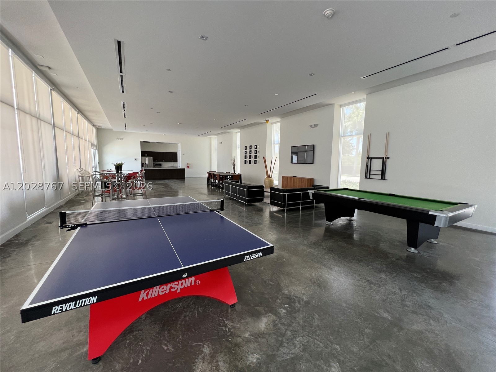THE OAKS I CONDO - Residential Lease