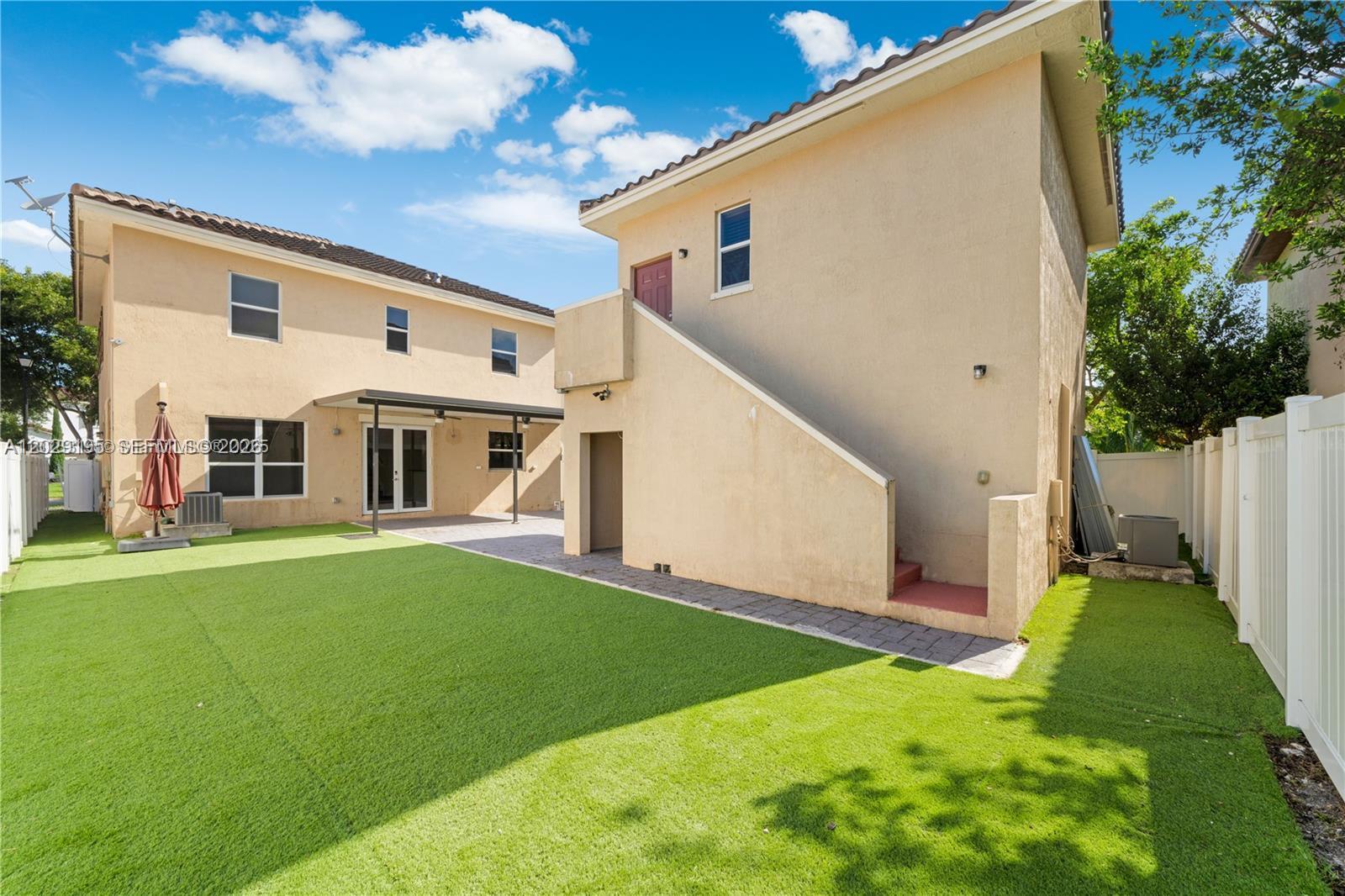 KENDALL COMMONS RESIDENTI - Residential Lease