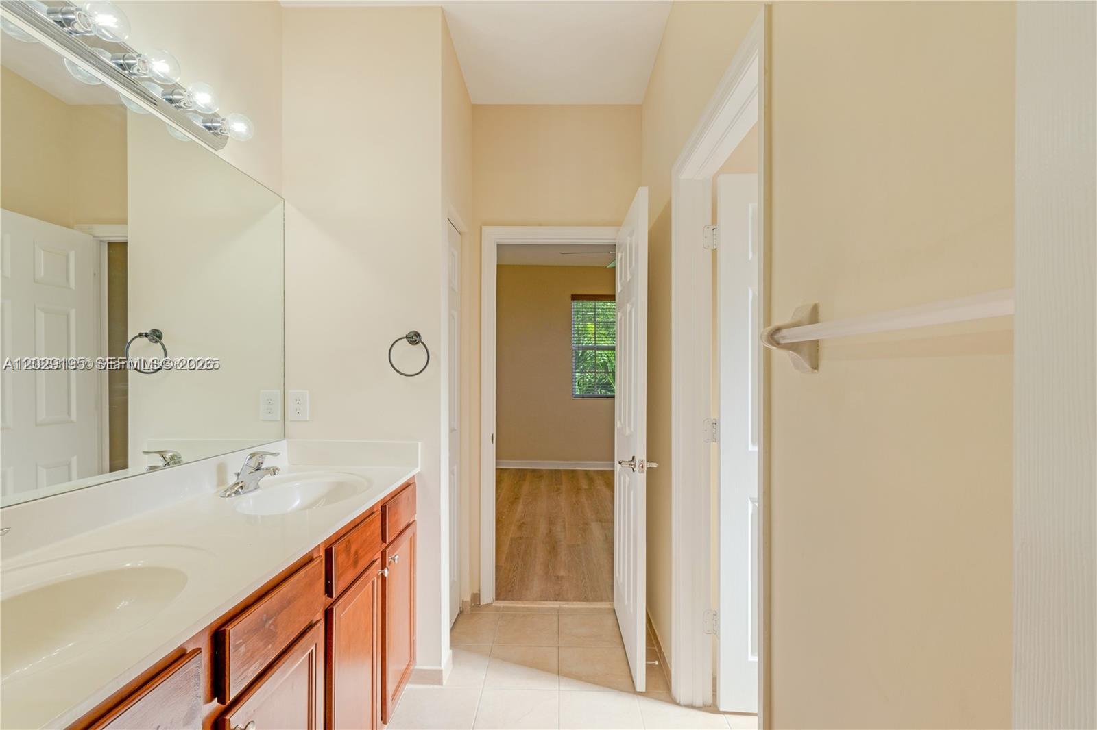 KENDALL COMMONS RESIDENTI - Residential Lease