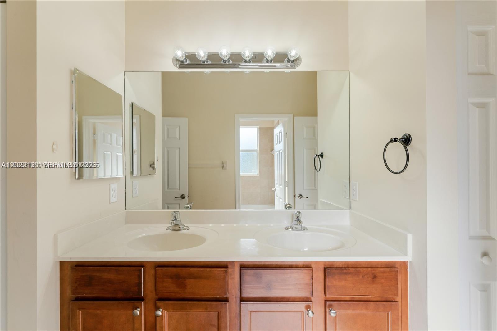 KENDALL COMMONS RESIDENTI - Residential Lease