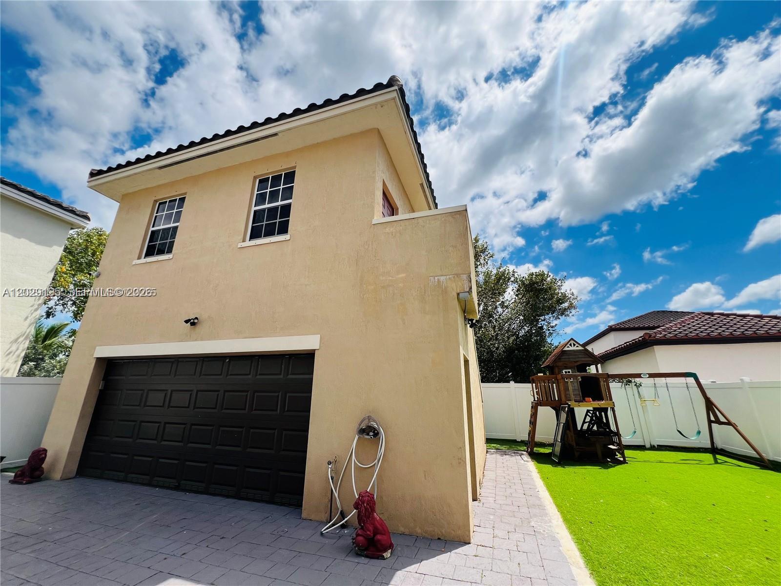 KENDALL COMMONS RESIDENTI - Residential Lease