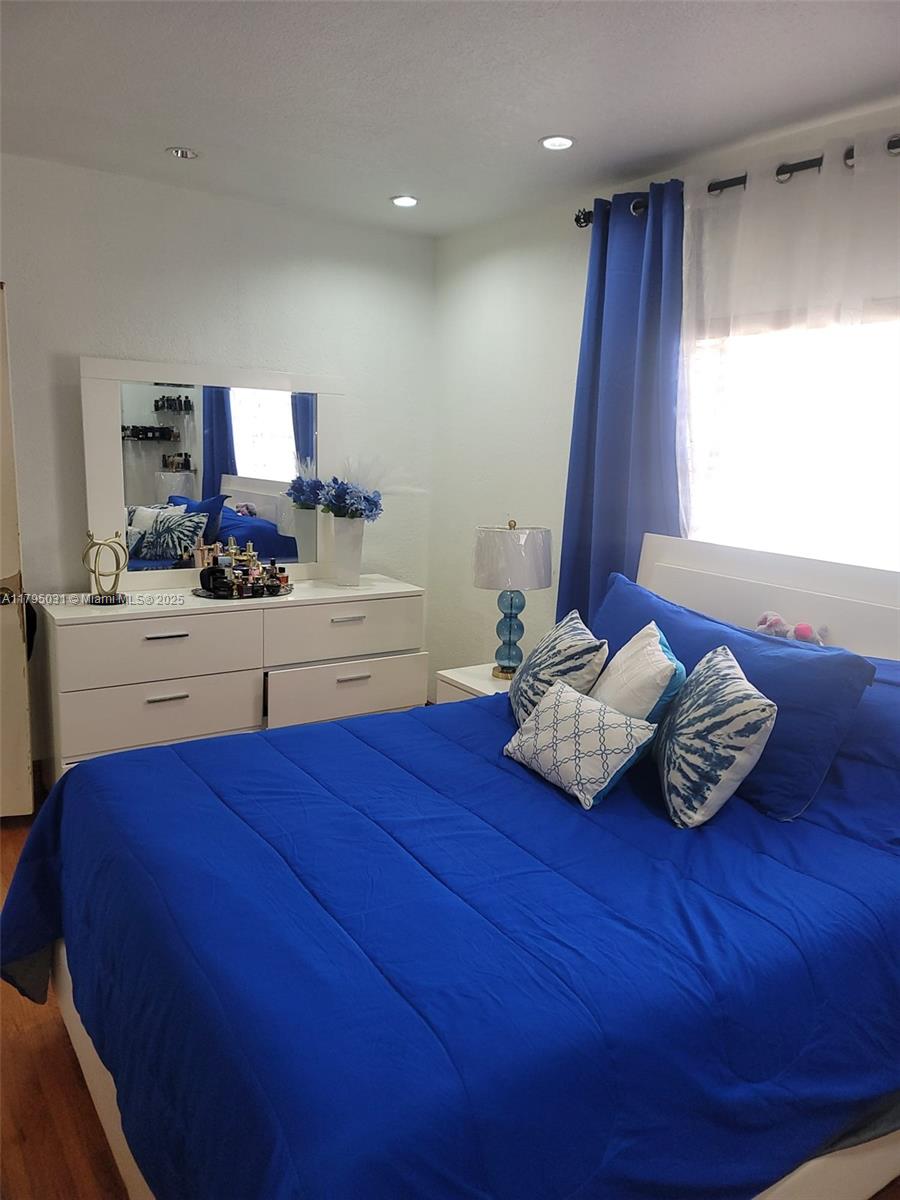 Charming house in the heart of Healeh, with a backyard overlooking the canal, perfect for first-time buyers looking for convenience.