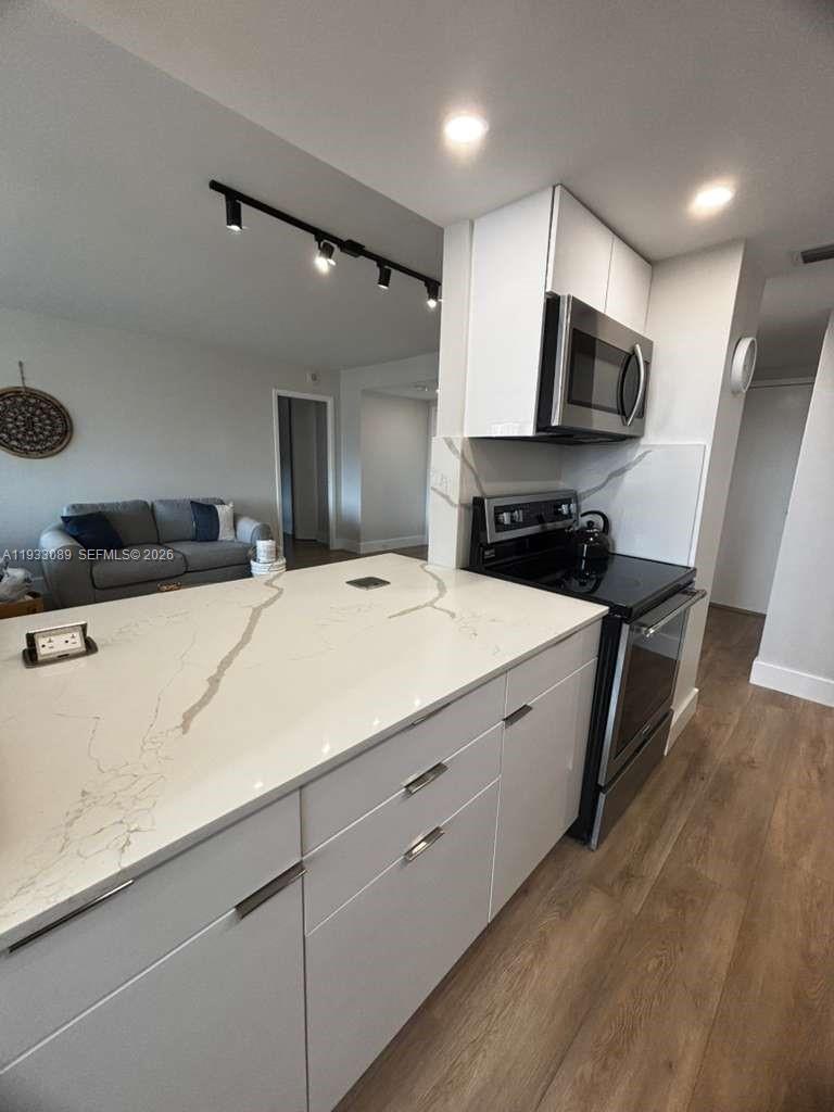 WINSTON TOWERS 200 - Residential