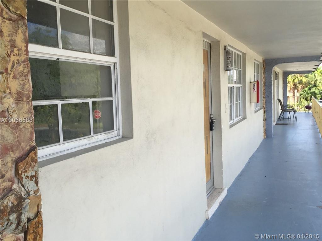 NICE CORNER UNIT IN VERY NICE BUILDING, CENTRAL A/C, EXCELLENT LOCATION NEAR TO THE AVENTURA MALL.