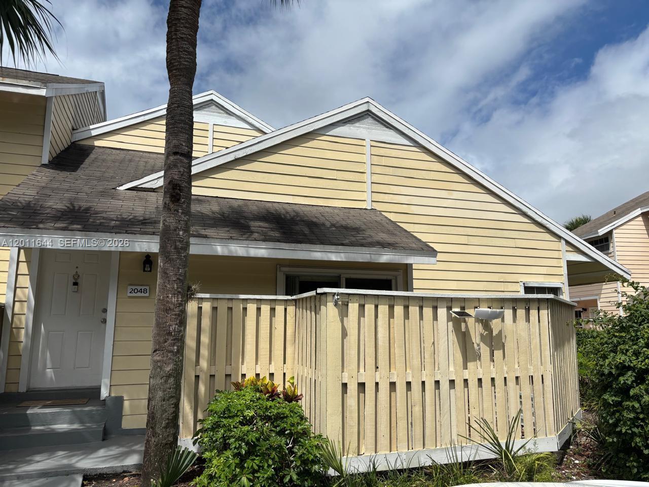 Beautiful 1 bedroom and 2 full baths .Property feature a large loaf wish is convenient for an office or a second bedroom.  Washer and dryer inside the unit. High ceiling. S.Steel appliances Community offers 2 tennis court Pool and plenty parking spaces.. A must See!! HOA covers Exteriors including the roof and the insurance!!!
