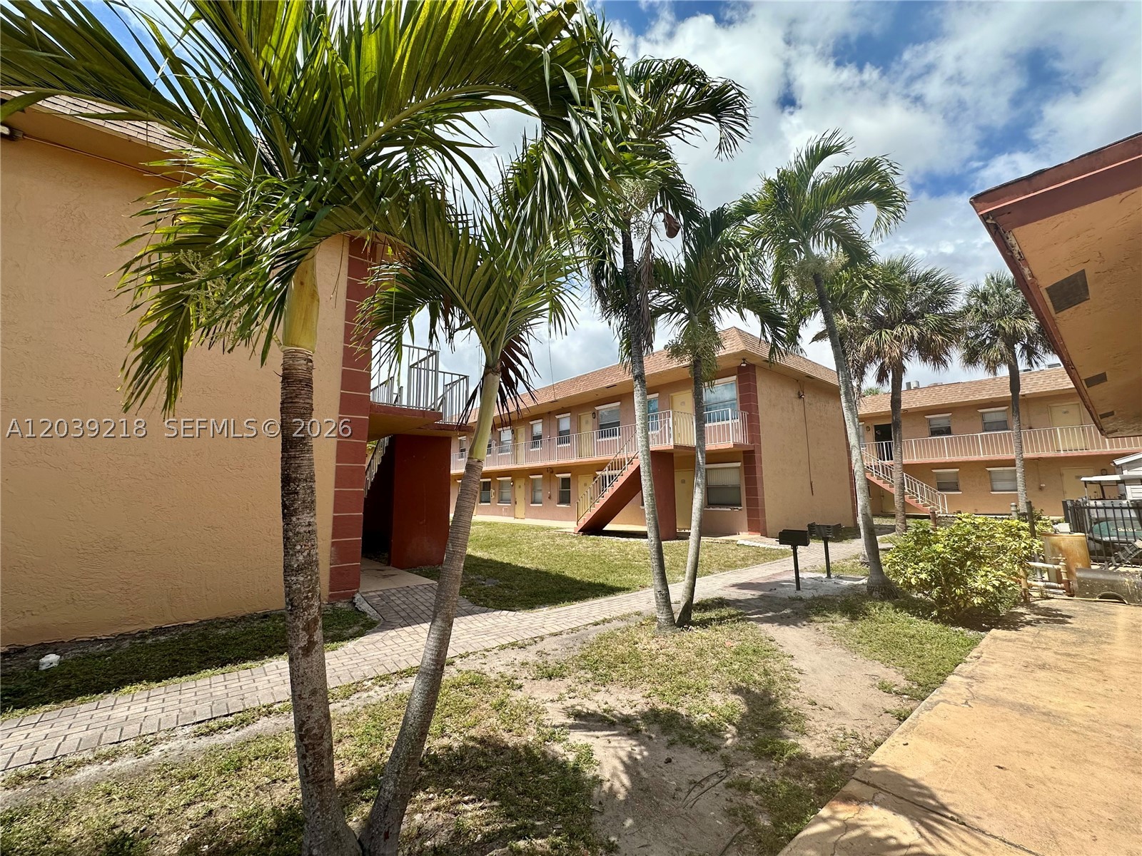 COURTS AT OAKLAND PARK - Residential Lease