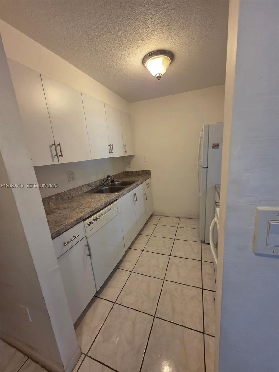 PROMENADE AT KENDALE LAKE - Residential Lease