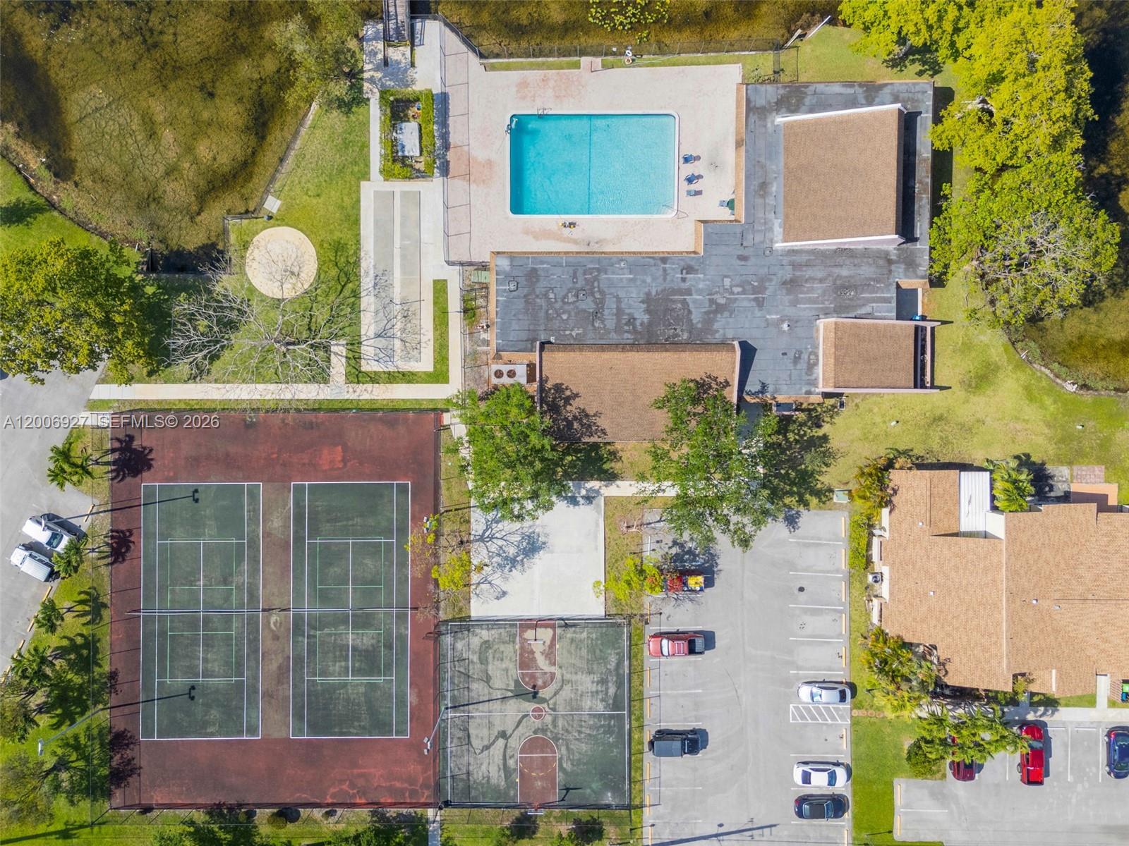 COUNTRY SQUIRE TOWNHOMES - Residential