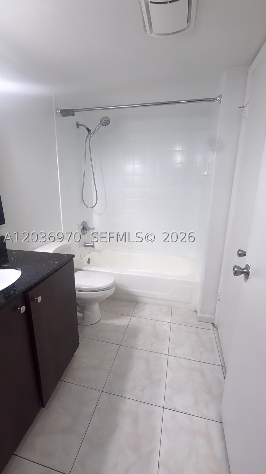 THE COURTS AT KENDALL CON - Residential Lease