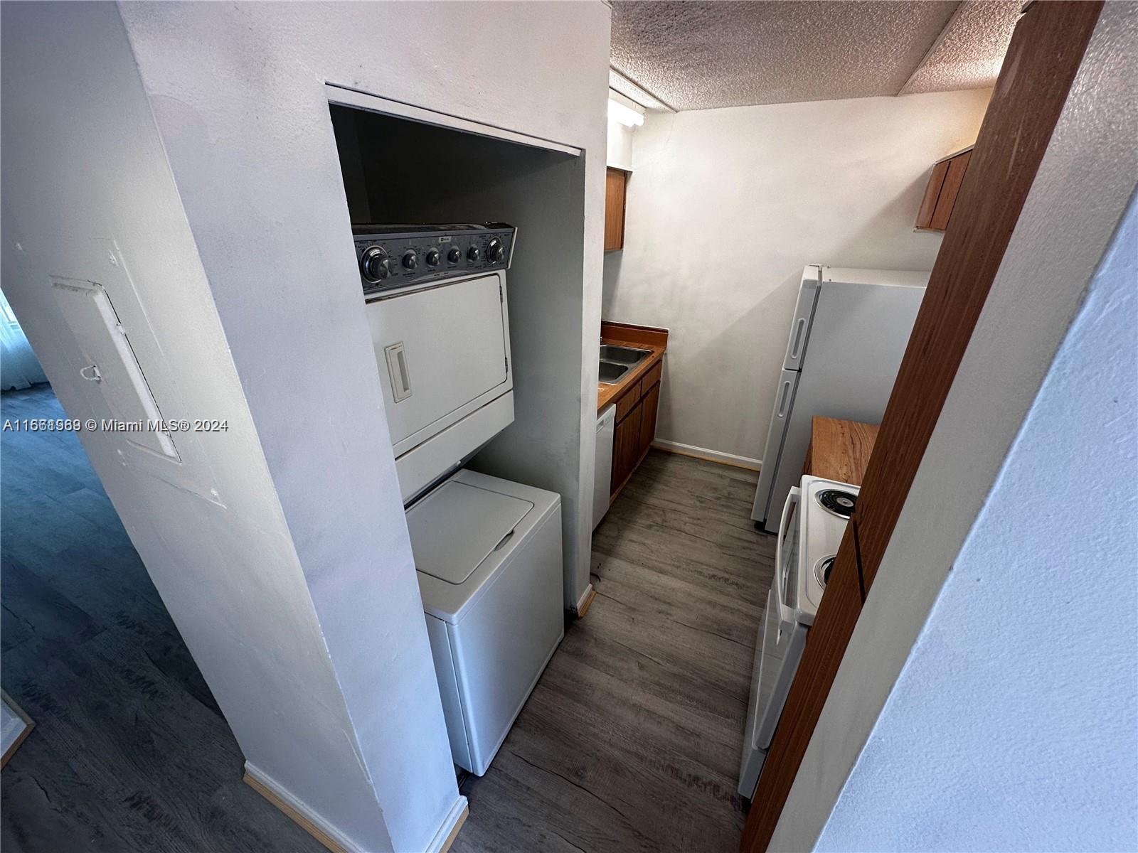 LAKEWOOD VILLAGE - Residential Lease
