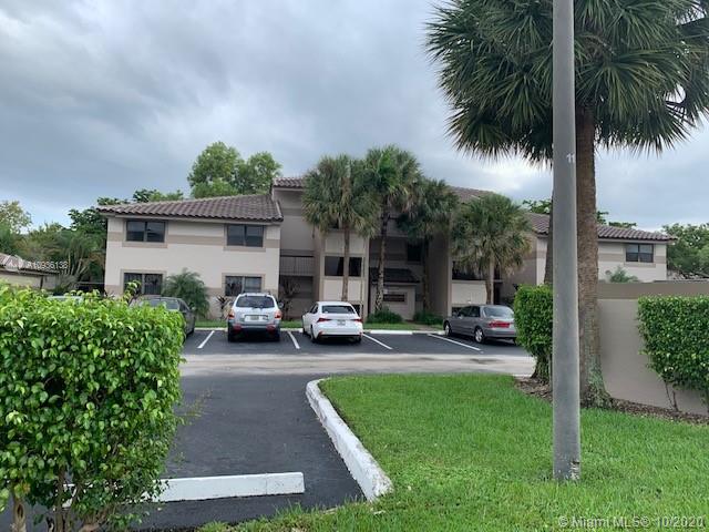 BEAUTIFUL AND VERY WELL MAINTAINED 3 BEDROOM UNIT IN VILLAS DE VENEZIA. WATERVIEW. GRANITE COUNTERTOPS. STAINLESS STEEL APPLIANCES. BEAUTIFUL FLOORS. EASY TO SHOW. SHOWASSIST. MIN. CREDIT SCORE AS PER ASSOCIATION REQUEST IS 650.