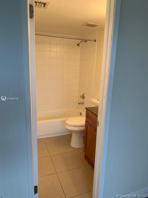 VILLAS DE VENEZIA - Residential Lease