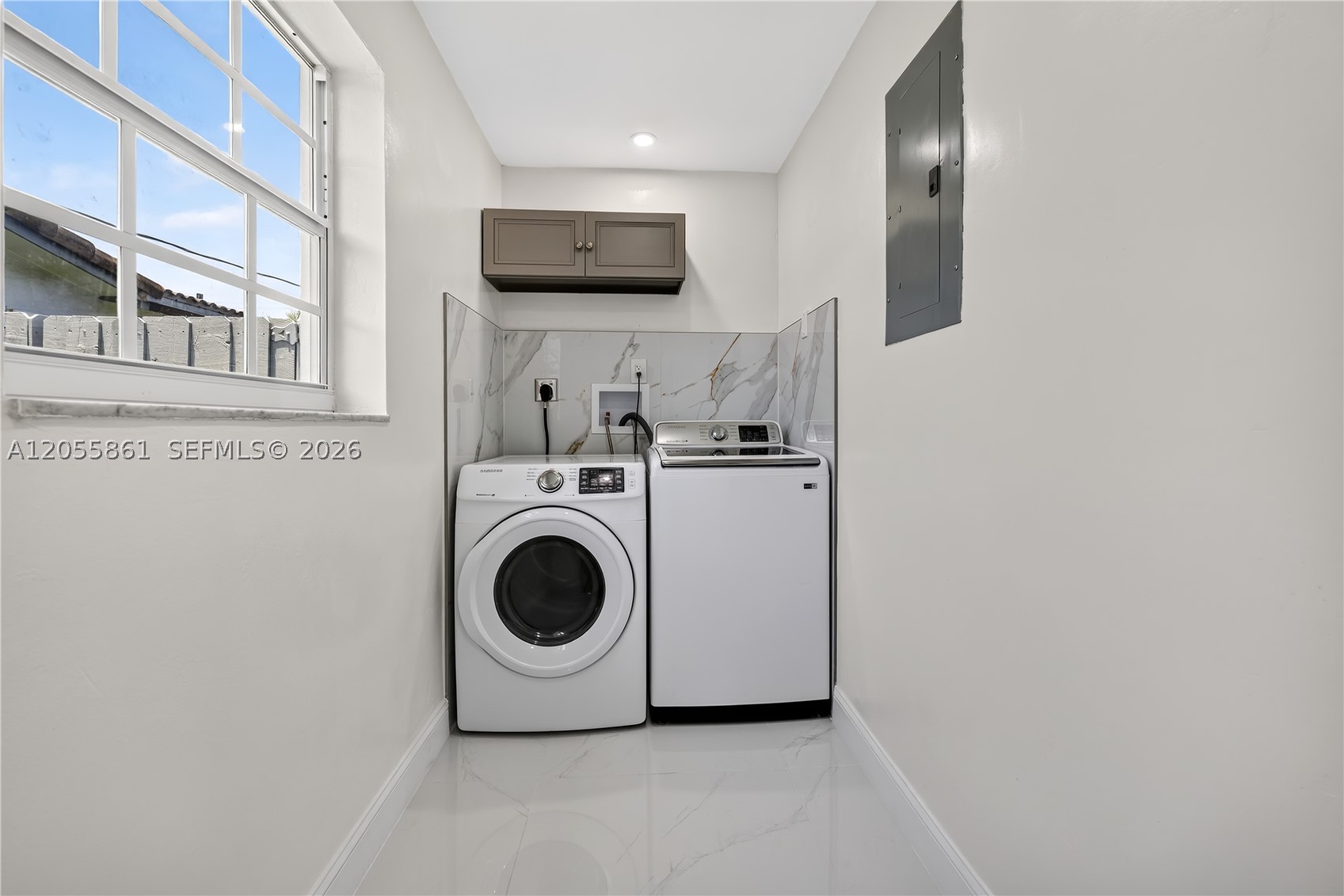 HOLLYWOOD HILLS - Residential Lease