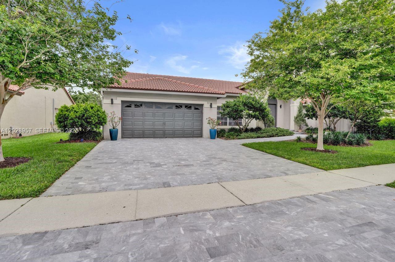 This immaculate 4 bedroom 2 bath Pool Home sits in one of the nicest neighborhoods in Sunrise, Fl. Home has a goregeous entrance with new paved floors, and completely remodeled pool area covered with green landscaping. Hoa Fees are only 164$ a month. Home has tiled floors, stainless steel appliances, newer water heater and AC Unit. Large bedrooms, large family room and dining area. Very close proximity to Shopping, dining, grade A Schools.