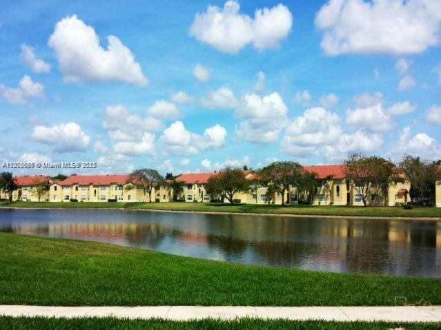 Beautiful 2 bedrooms 1 bath condo. Tile floor and new refrigerator,Full size washer and dryer in unit. community with many amenities like exercise room, community pool... easy to show! close to sawgrass mall and easy access to major highways