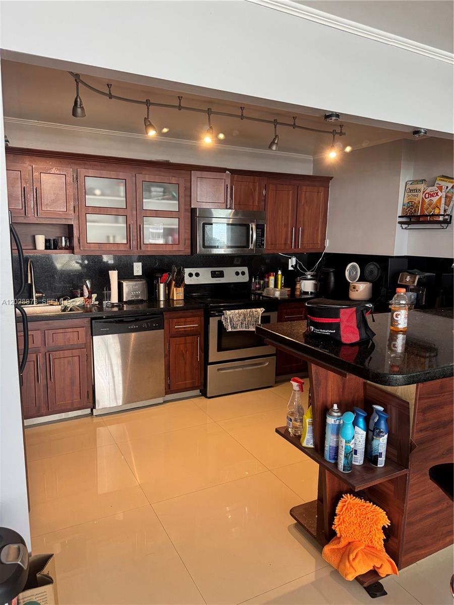 CHARTER CLUB CONDO - Residential Lease