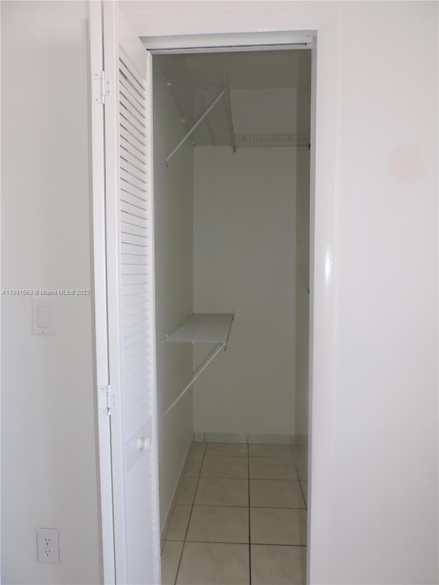 LE CLUB AT KENDALE LAKES - Residential