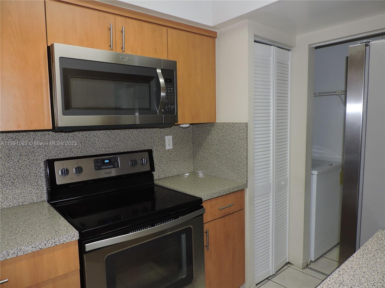 LE CLUB AT KENDALE LAKES - Residential