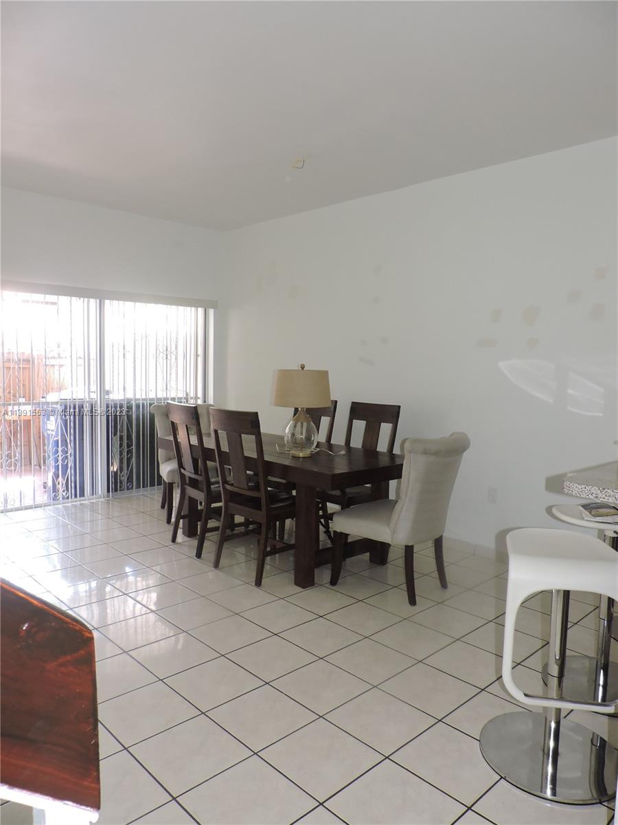 LE CLUB AT KENDALE LAKES - Residential