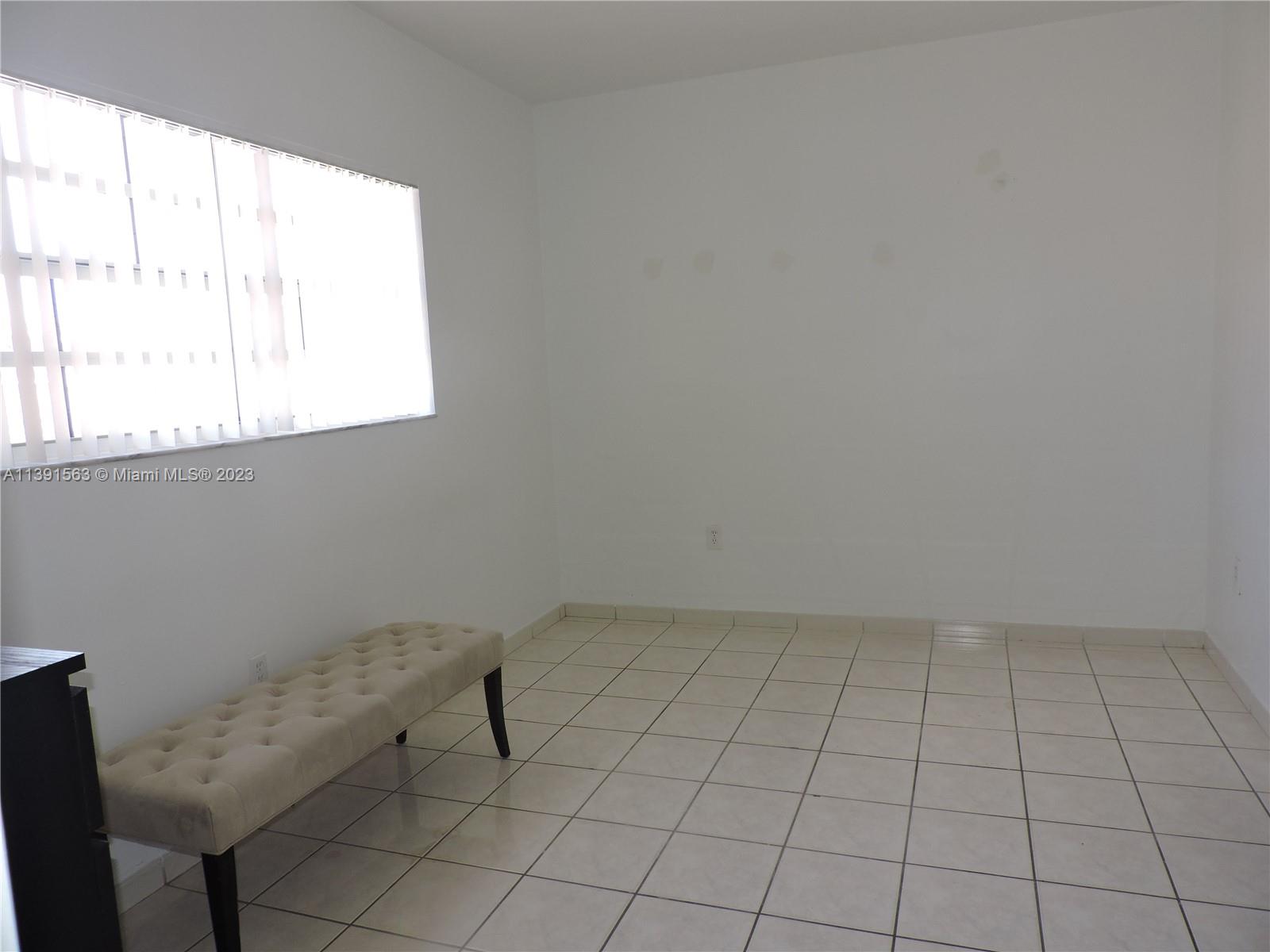 LE CLUB AT KENDALE LAKES - Residential