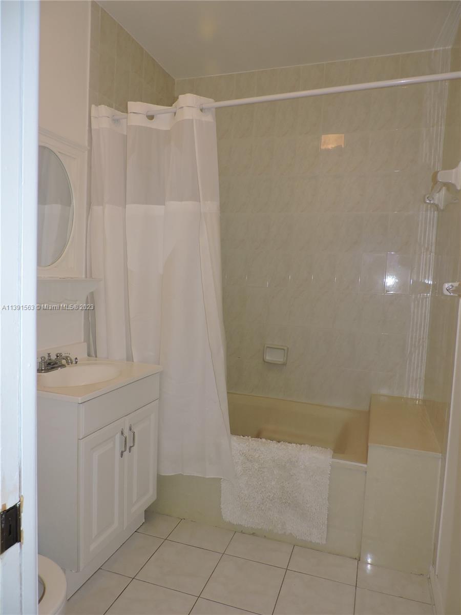 LE CLUB AT KENDALE LAKES - Residential
