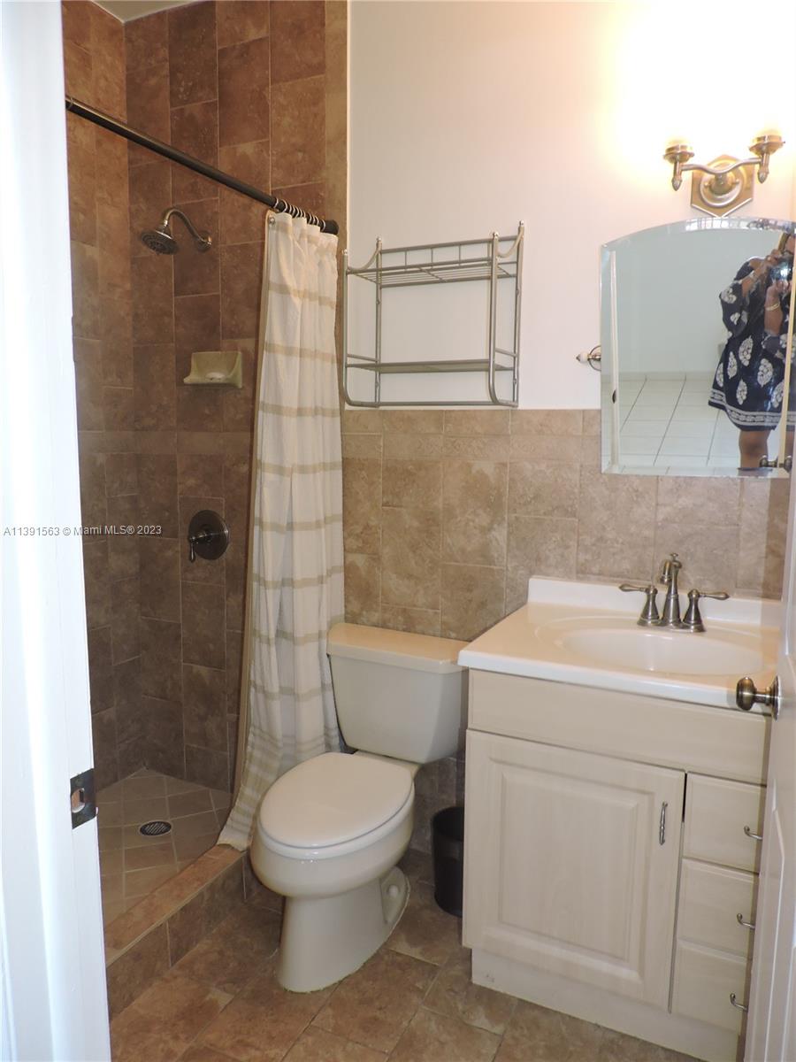 LE CLUB AT KENDALE LAKES - Residential