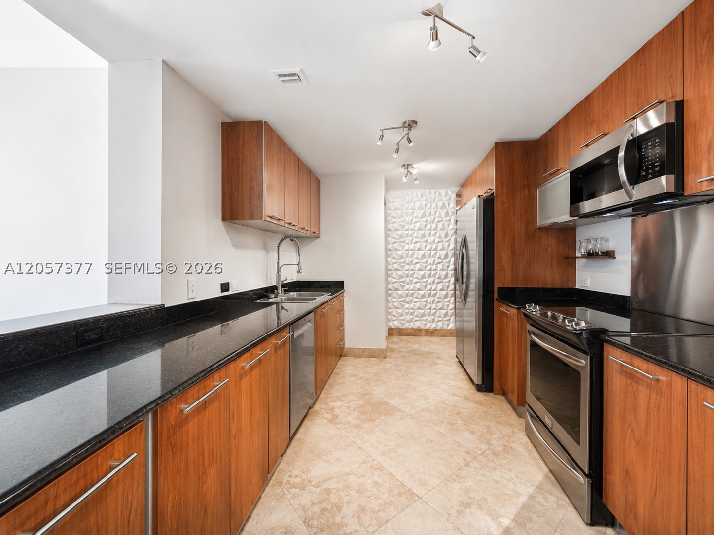 EASTSIDE AT AVENTURA COND - Residential
