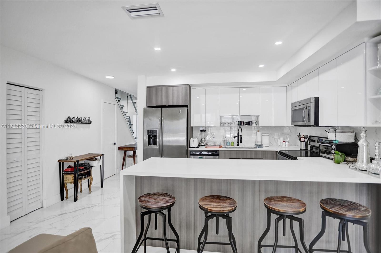 BEACH CLUB VILLAS CONDO - Residential Lease