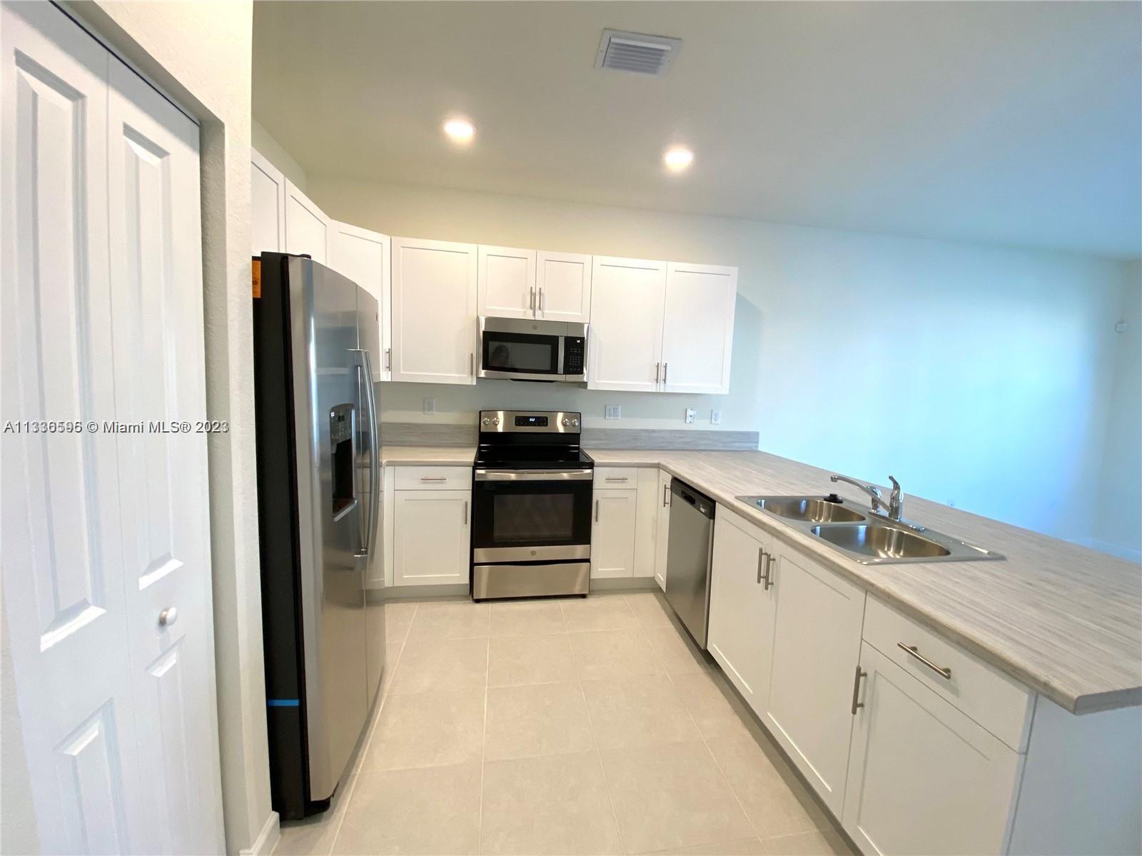 AQUABELLA NORTH - Residential Lease