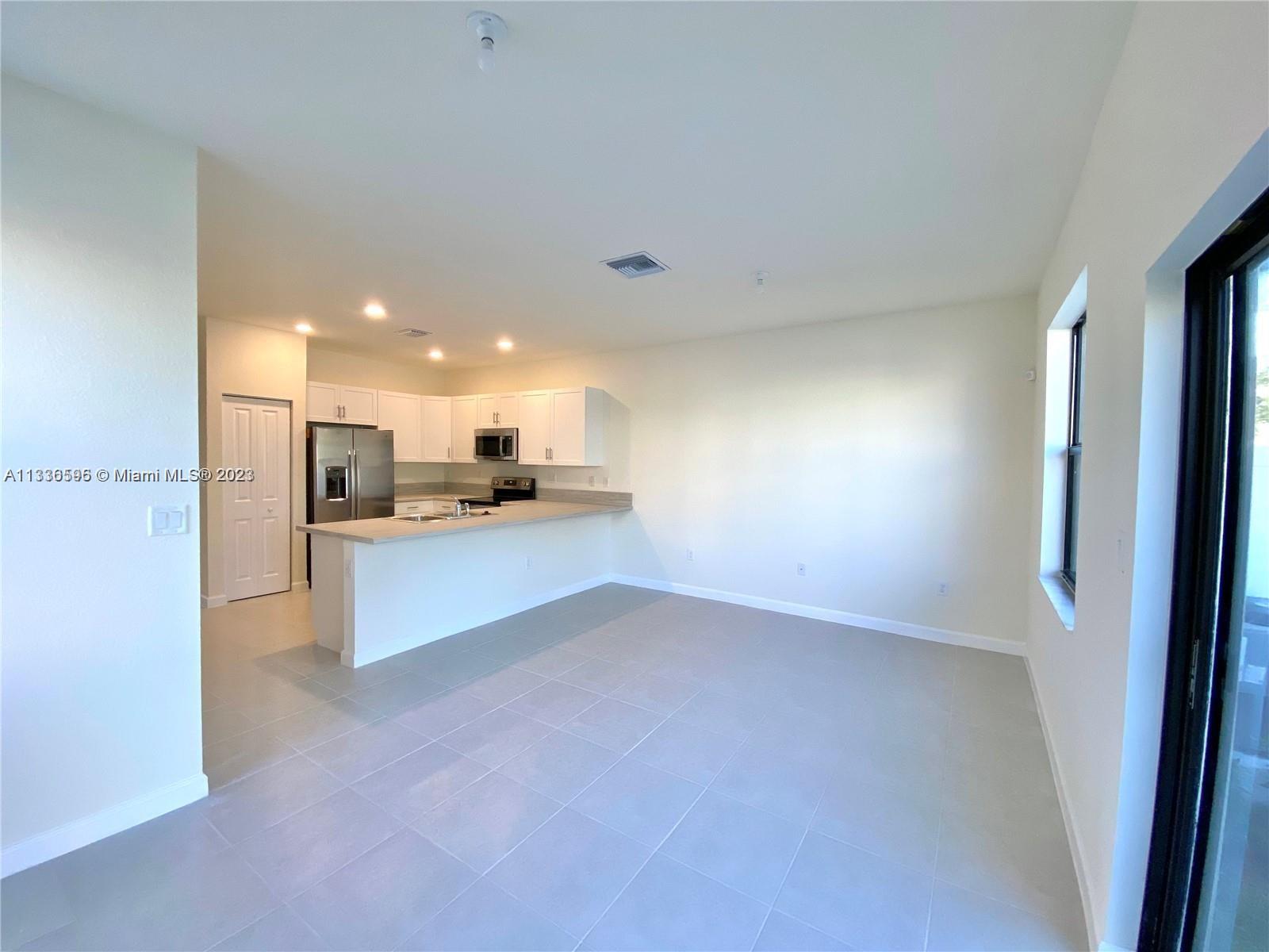 AQUABELLA NORTH - Residential Lease