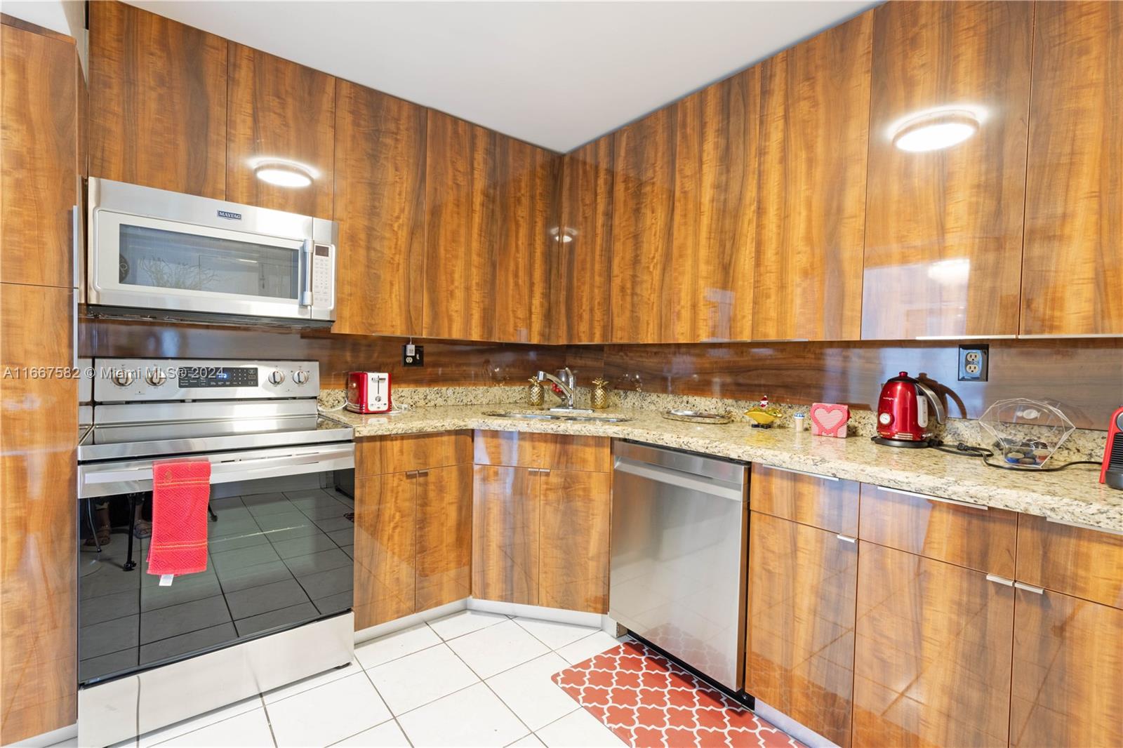 COMMODORE PLAZA CONDO - Residential