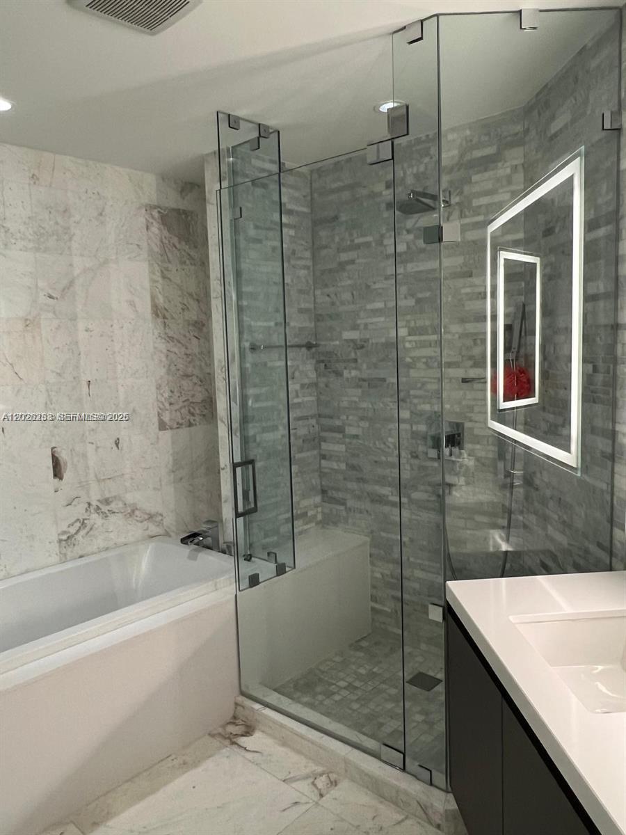 PARAMOUNT MIAMI WORLDCENT - Residential Lease