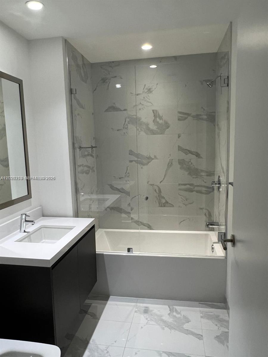 PARAMOUNT MIAMI WORLDCENT - Residential Lease