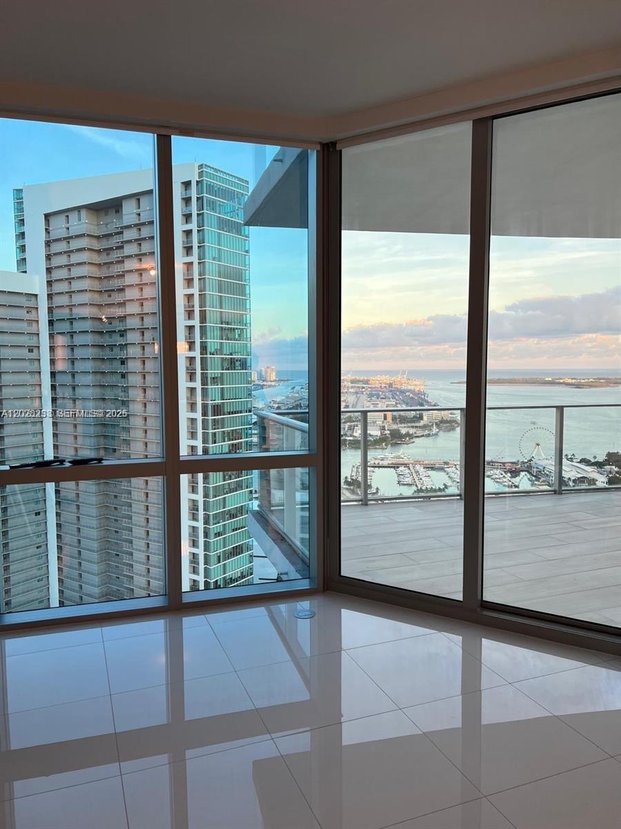 PARAMOUNT MIAMI WORLDCENT - Residential Lease